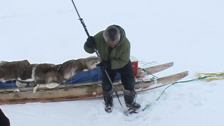 Stevie, an Inuit from Qikiqtarjuaq secures the sled brake - Nanoq 2007 expedition